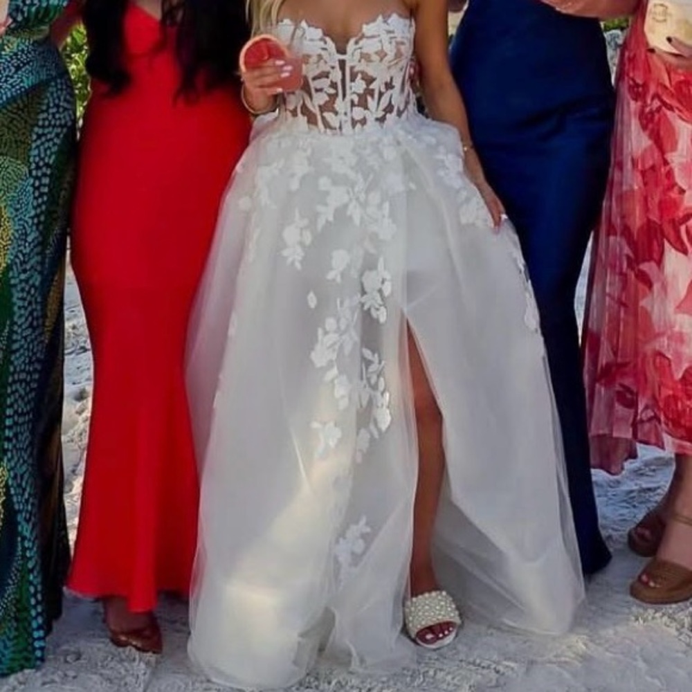 Elegant White Lace Strapless Bridal Dress